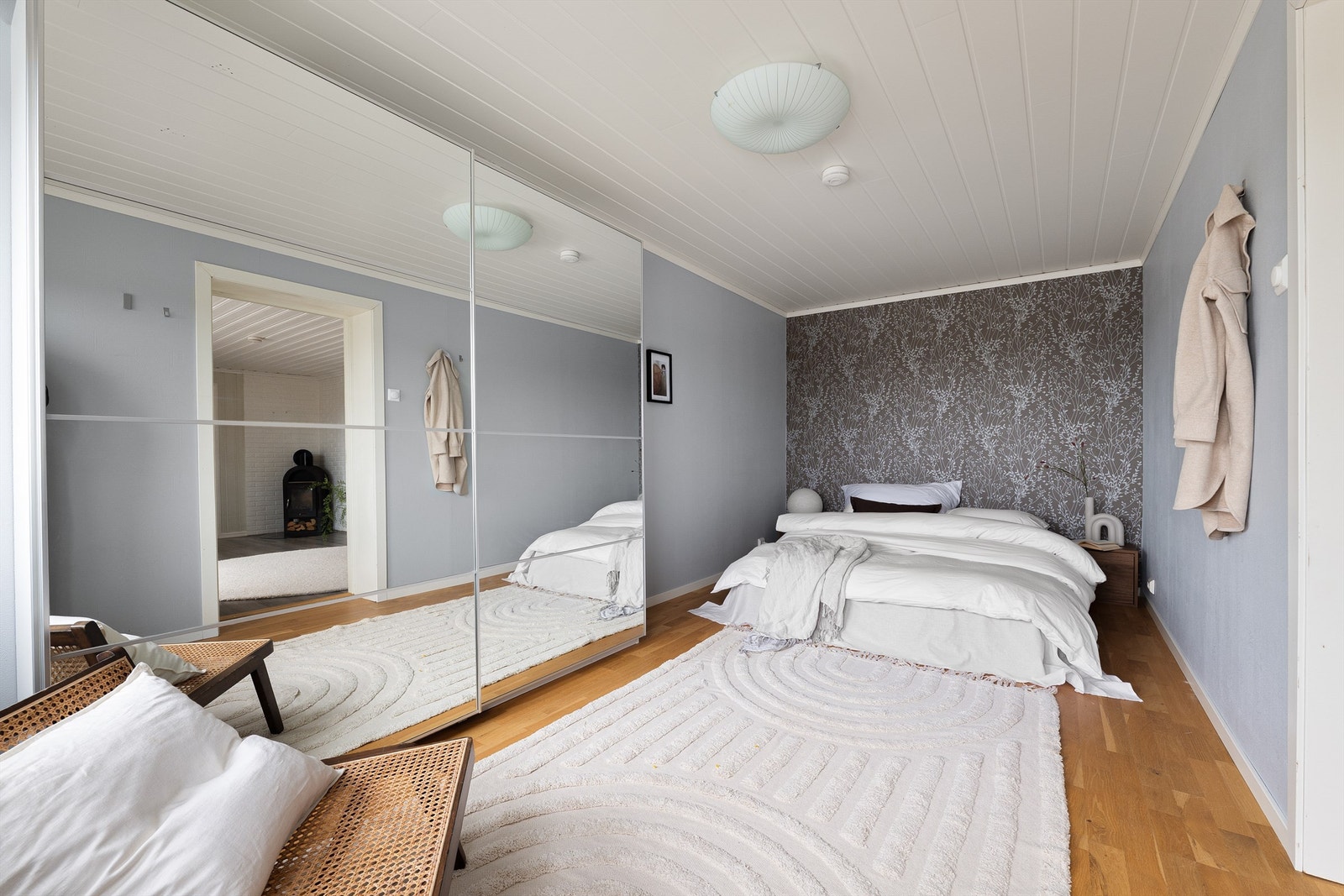 Underetasjens soverom er på hele 13 kvm. og et ypperlig ungdoms- eller gjesterom. Galleribilde