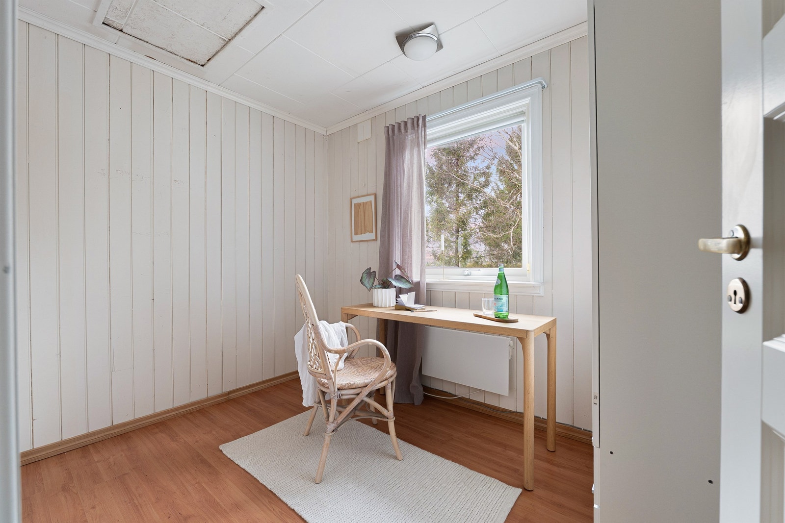 Med ca. 6,5 kvm. gulvflate er dette soverommet et naturlig barnerom. Adkomst skjer via samme mellomgang som til hovedsoverommet. Galleribilde