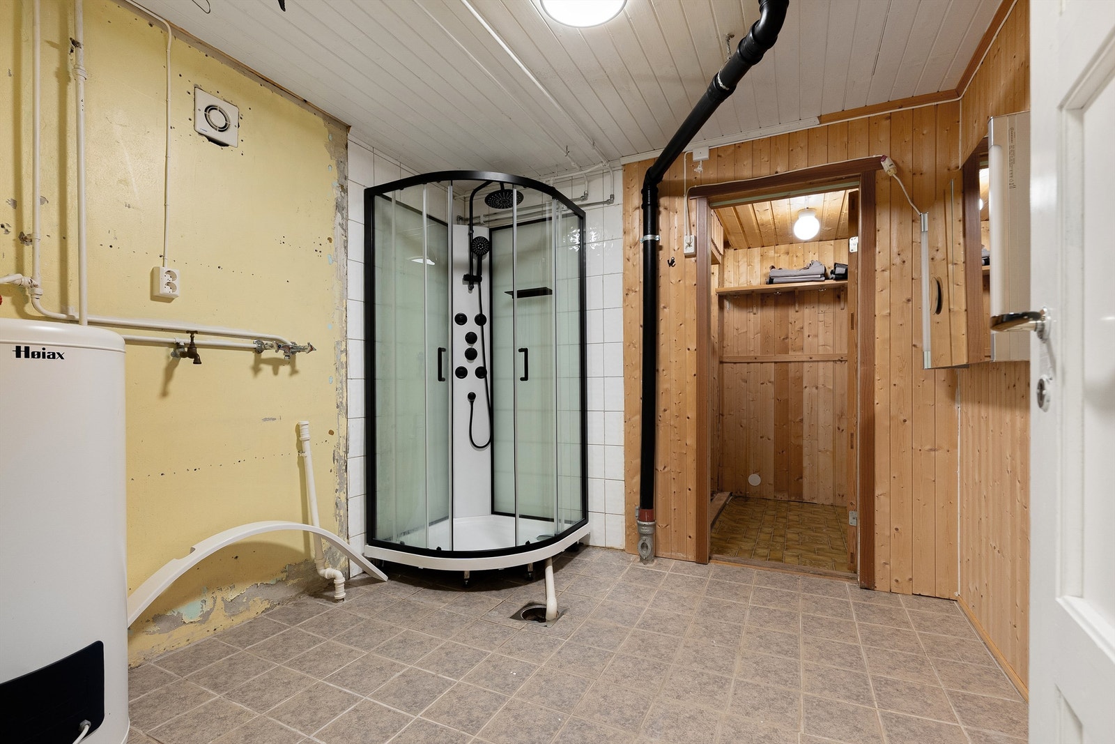 Dette rommet er benyttet dels som vaskerom, dels som bad. Rommet er ikke omsøkt eller godkjent dagens bruk. Galleribilde