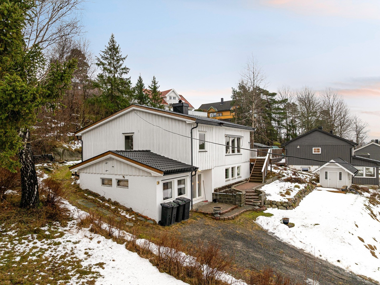 Tomten er på 1.027 kvm. Festeavgift er i dag kr 1.475,- pr. år, men øker betydelig i 2029. Tomten kan løses inn. Galleribilde