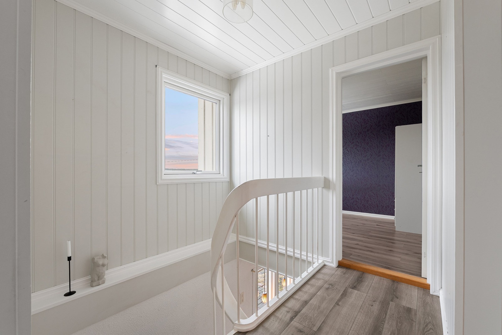 Tre av boligens fire soverom er samlet lengst nord i første etasje, der også bad og toalettrom samt etasjens entré inngår. Galleribilde