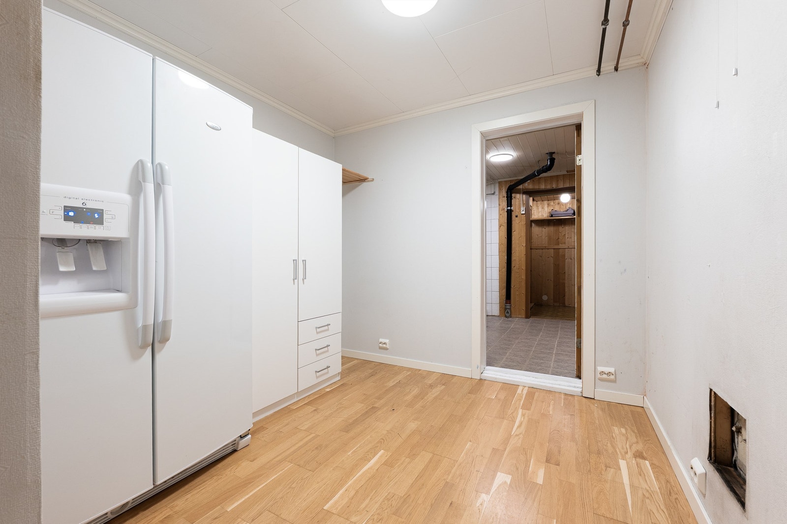 I underetasjen inngår tre boder som til sammen representerer gode lagringsmuligheter. Kombiskapet medfølger. Galleribilde