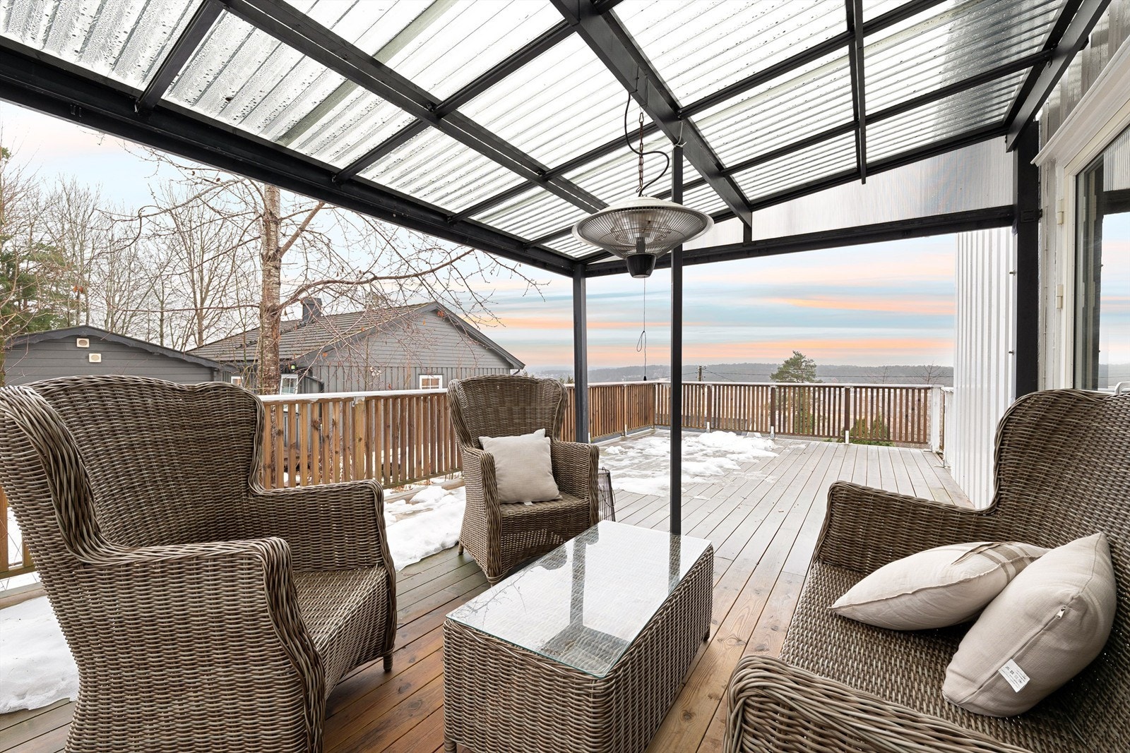 Ute som inne sees flott utsikt mot landskapet i vest. På terrassen er det sommerstid gode solforhold det meste av dagen.
Fotograf; Kristoffer Kristiansen. Galleribilde