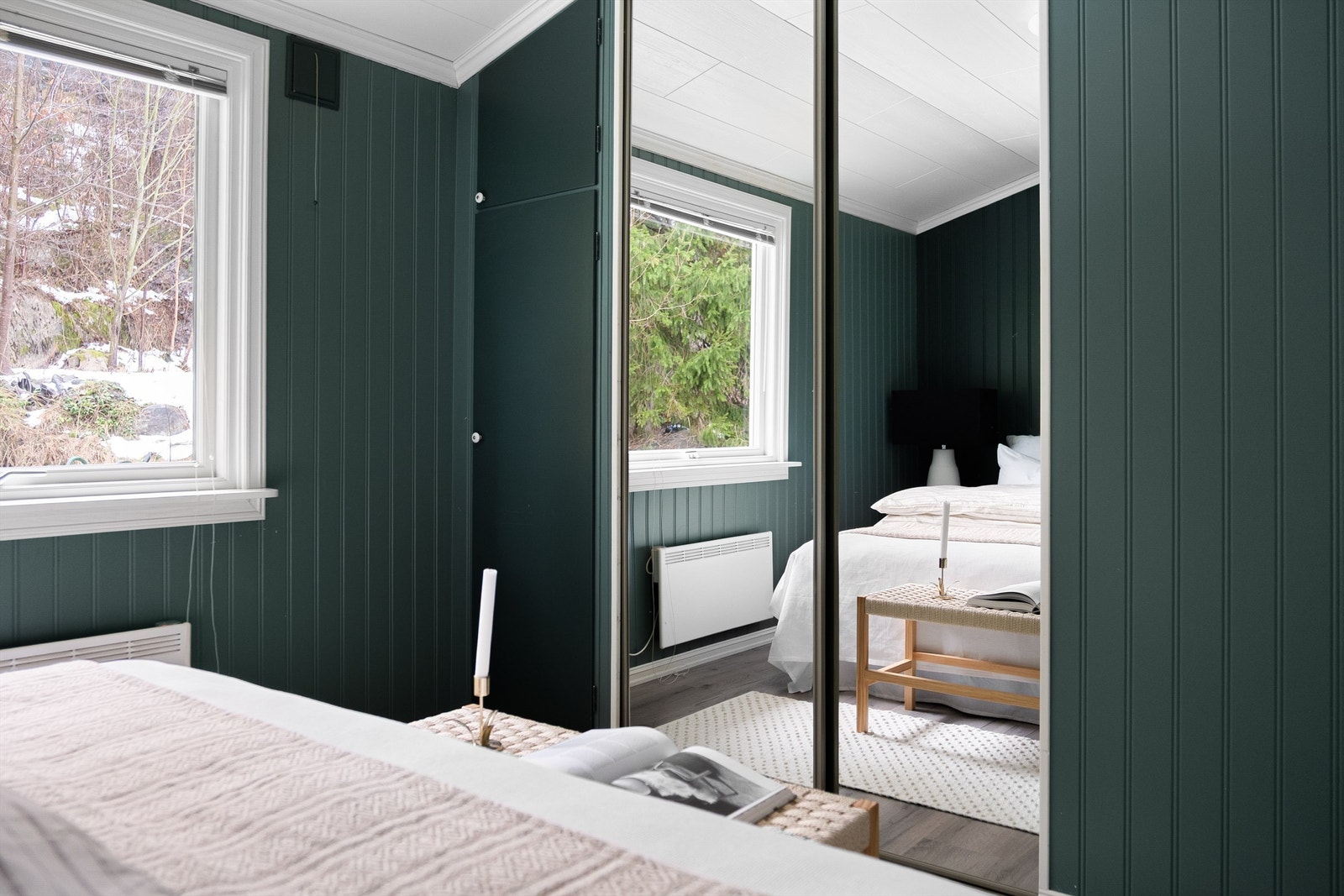 Laminat av samme type som i stuen er lagt også i hovedsoverommet. Galleribilde