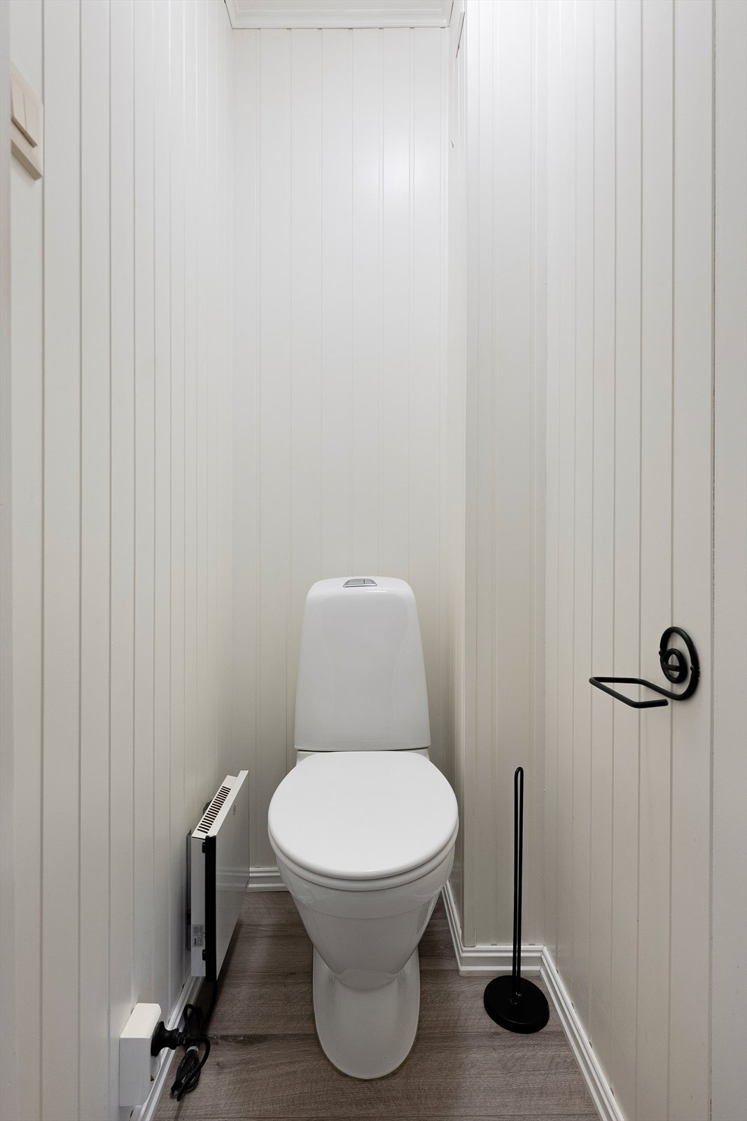 Separat toalettrom finnes vis á vis badet. Galleribilde