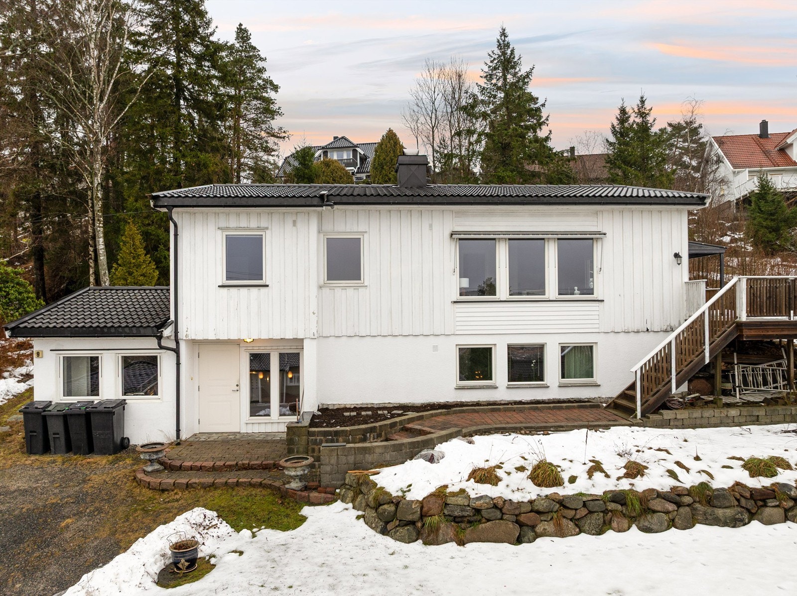 Eneboligen i Stenbruddveien 9 ble oppført i 1969, vestvendt og luftig i høyden ovenfor Hornnes - midt i Skjeberg.
Fotograf; Kristoffer Kristiansen. Galleribilde
