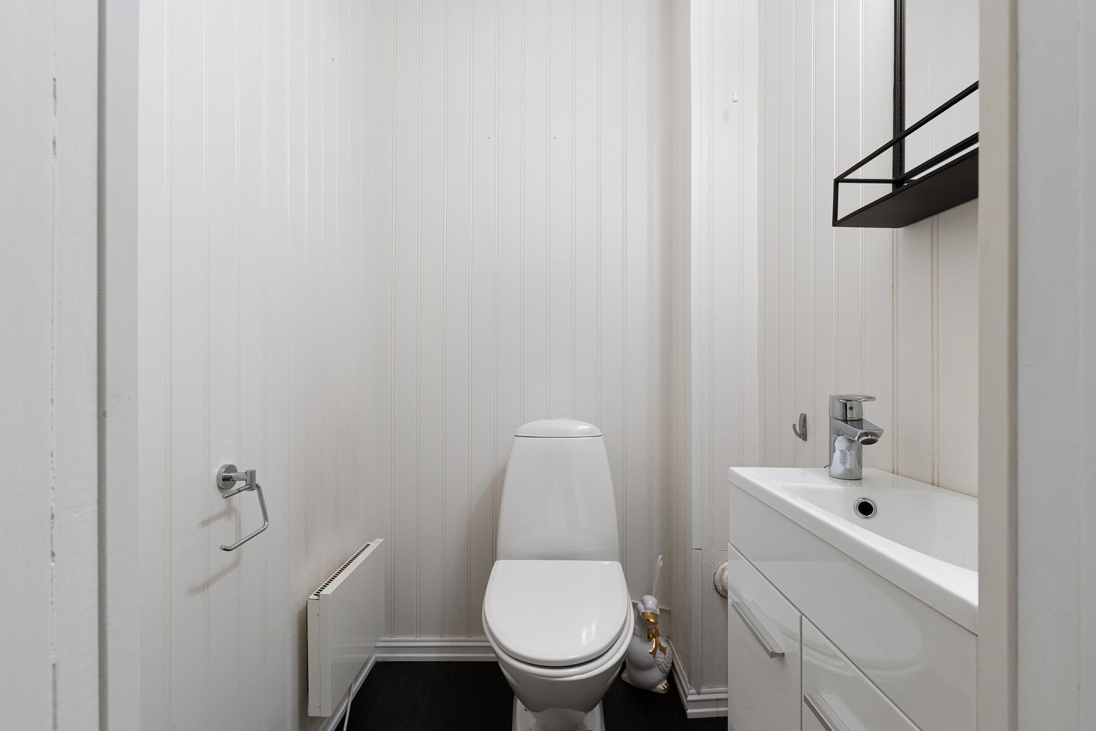 Toalettrom inngår også i underetasjen, men er ikke omsøkt eller godkjent. Galleribilde