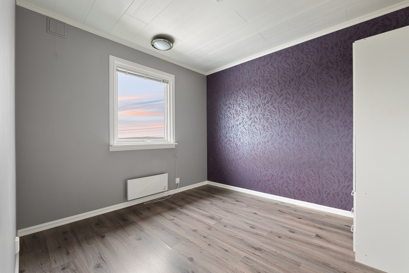 Soverom med ca. 8,5 kvm. gulvflate, et velfungerende barne-/ungdomsrom distansert fra hovedsoverommet. Galleribilde