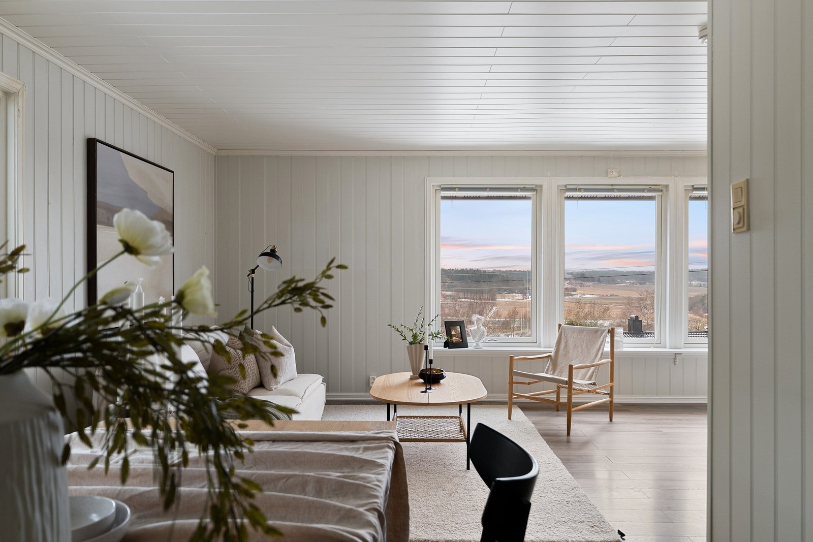 Den fine landskapsutsikten sees til og med i stuens indre krok og er et pent skue fra spisegruppen. Galleribilde