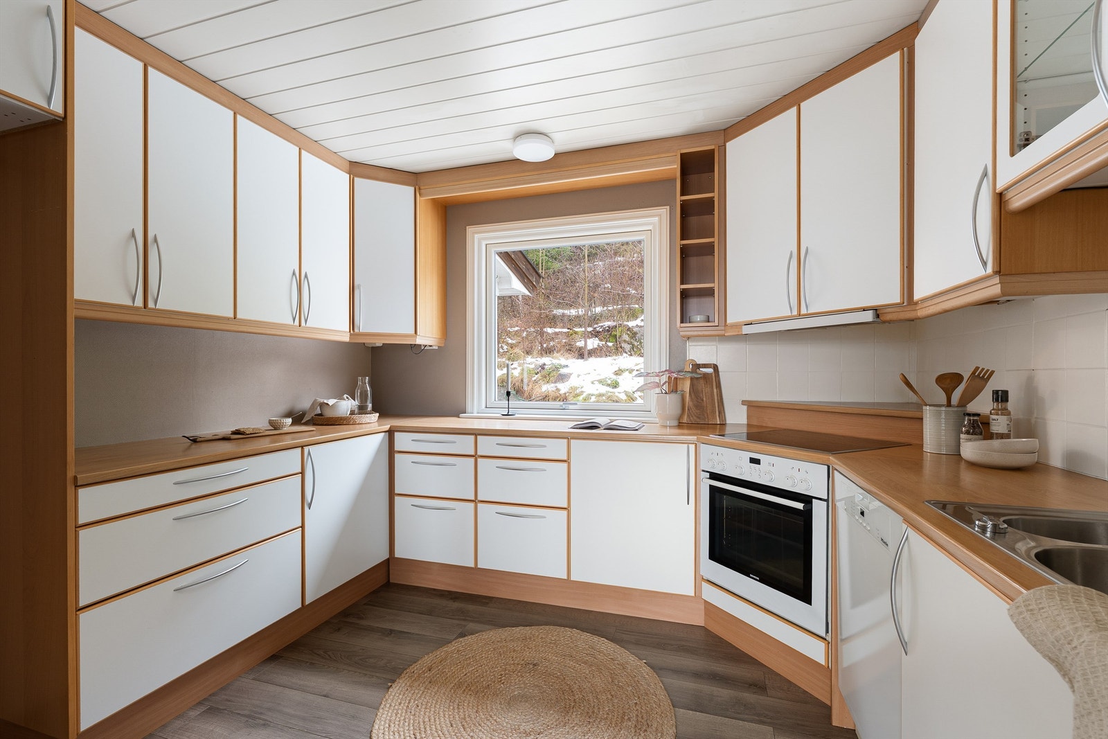 Kjøkkenets innredning er fullt funksjonell og lite brukspreget. Oppvaskmaskin medfølger i tillegg til platetopp og ovn. Galleribilde