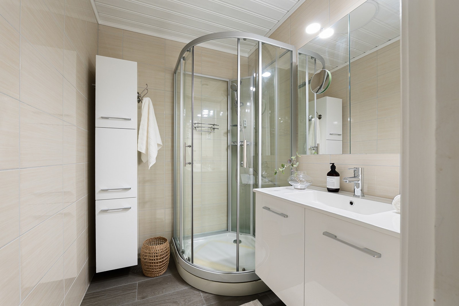 Badet ble renovert så nylig som i 2024 dels av fagpersonell, dels som egeninnsats. Gulv og vegger er flislagt, i gulvet er det elektrisk varme. Galleribilde