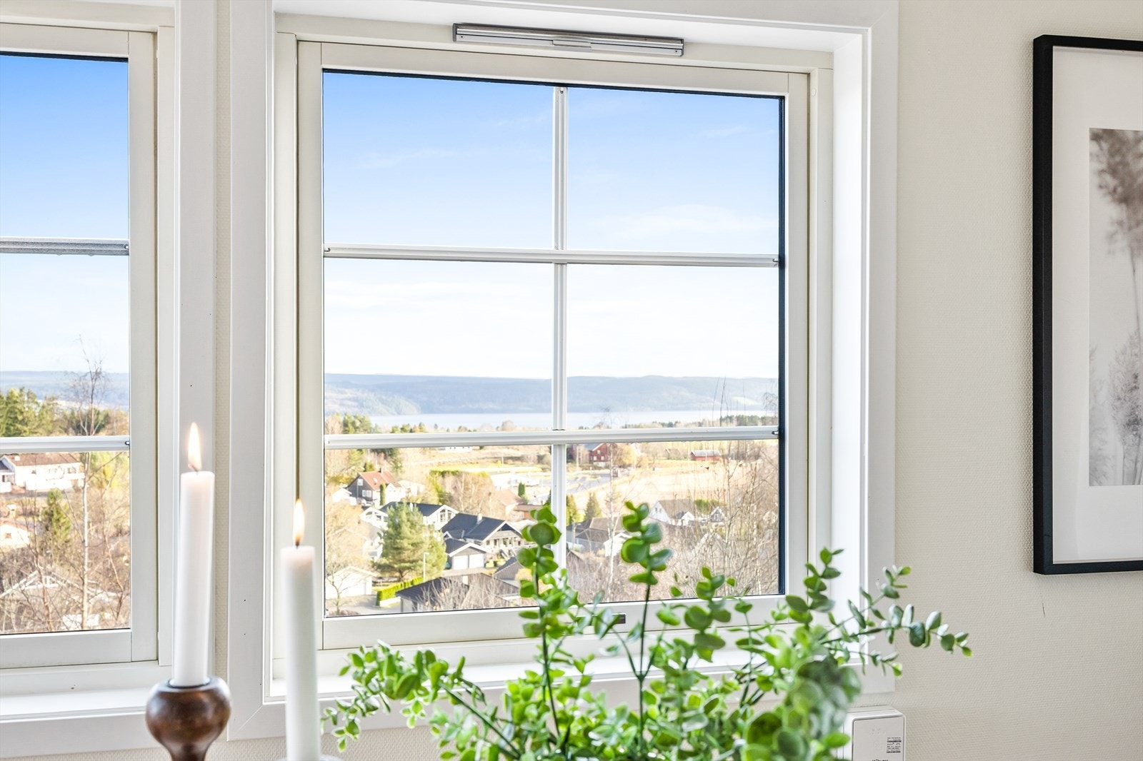 Sprossevinduene gir et klassisk preg og rammer inn utsikten. Galleribilde