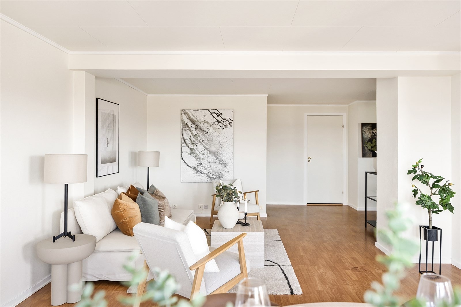 Gjennomgående lyse flater og store vinduer bidrar til en lys atmosfære. Galleribilde