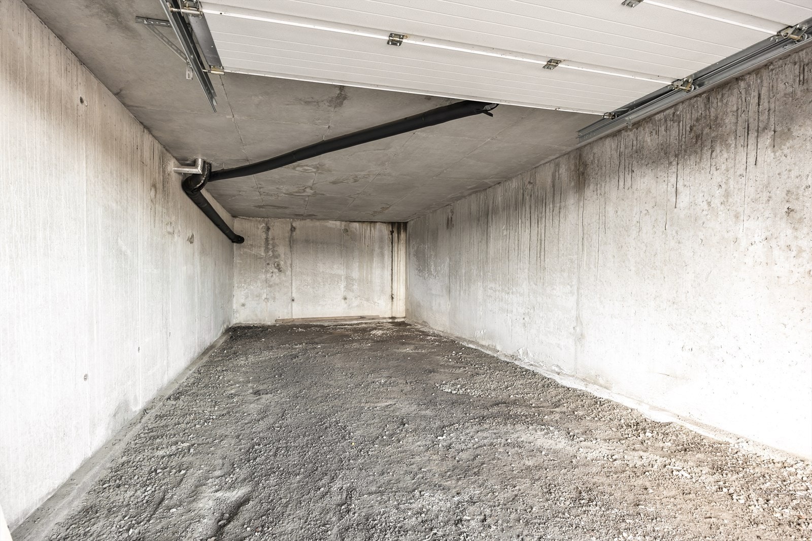 Garasjen med bod i bakkant. Galleribilde