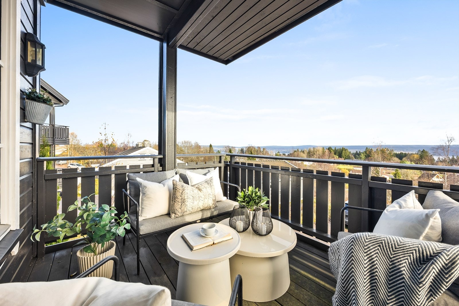 Fra stuen er det utgang til en overbygget balkong med vidstrakt utsikt. Galleribilde