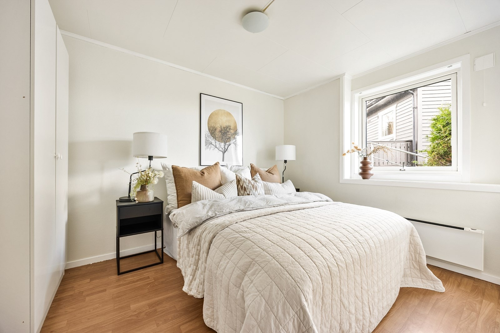 Hovedsoverommet er romslig med god plass til dobbeltseng og garderobeløsning. Galleribilde