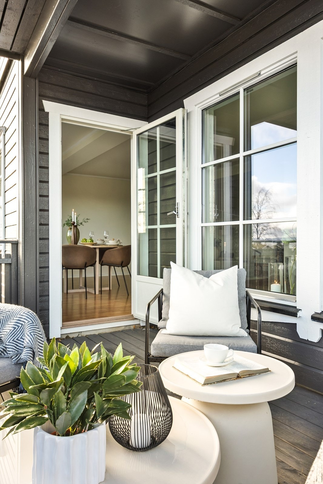 Døren fra stuen gir enkel adkomst til uteplassen. Galleribilde