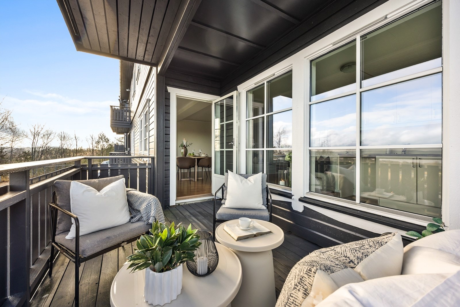 Balkongen blir en naturlig forlengelse av stuen på varme dager. Galleribilde