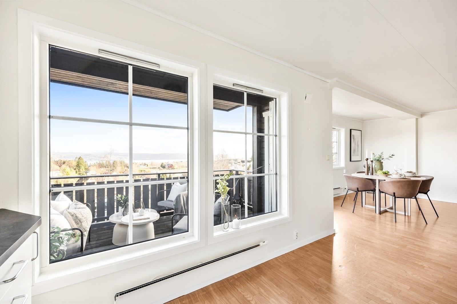 Store vindusflater ved kjøkkenet gir godt arbeidslys og utsikt. Galleribilde