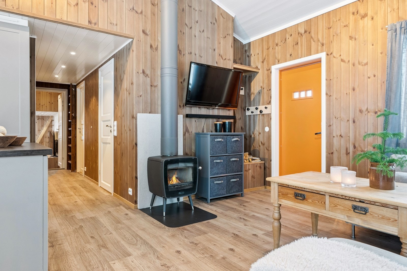 Oppvarming med vedovn og varmekabler. Varmekabler i alle gulv på 1.etasje unntatt soverommene. Galleribilde