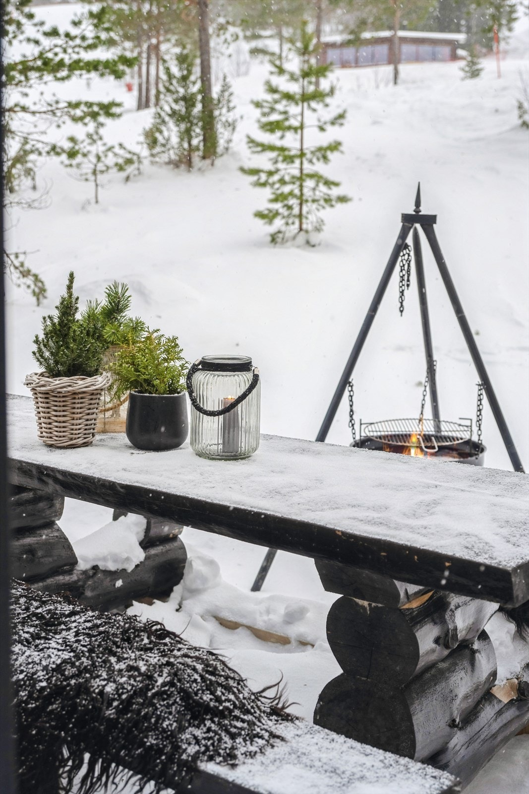Uteplass med fin utsikt mot bakken. Galleribilde