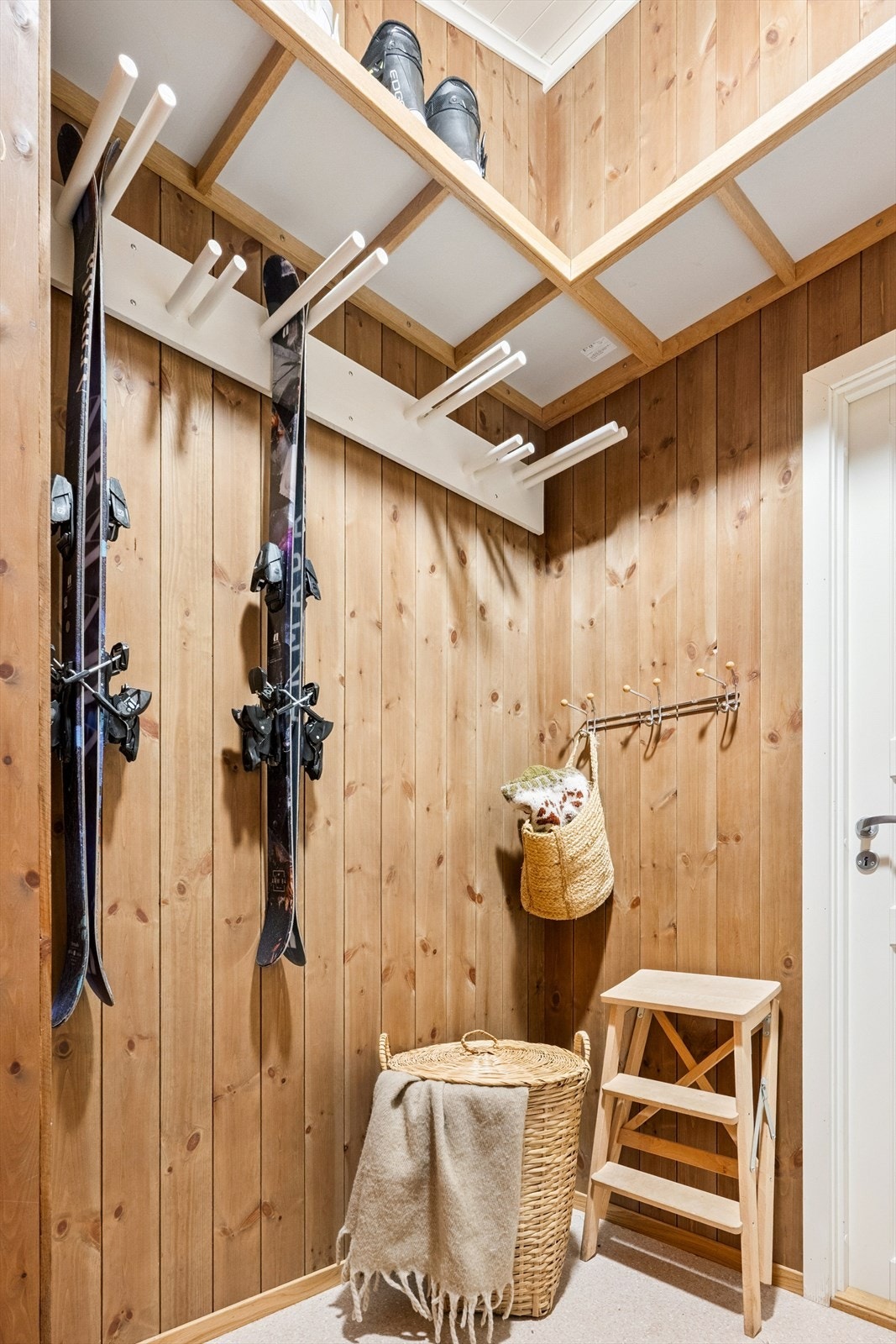 Vaskerom med utvendig "ski-inngang" som gir perfekte forhold for tørking og oppbevaring av skiutstyr og ytterklær. Galleribilde