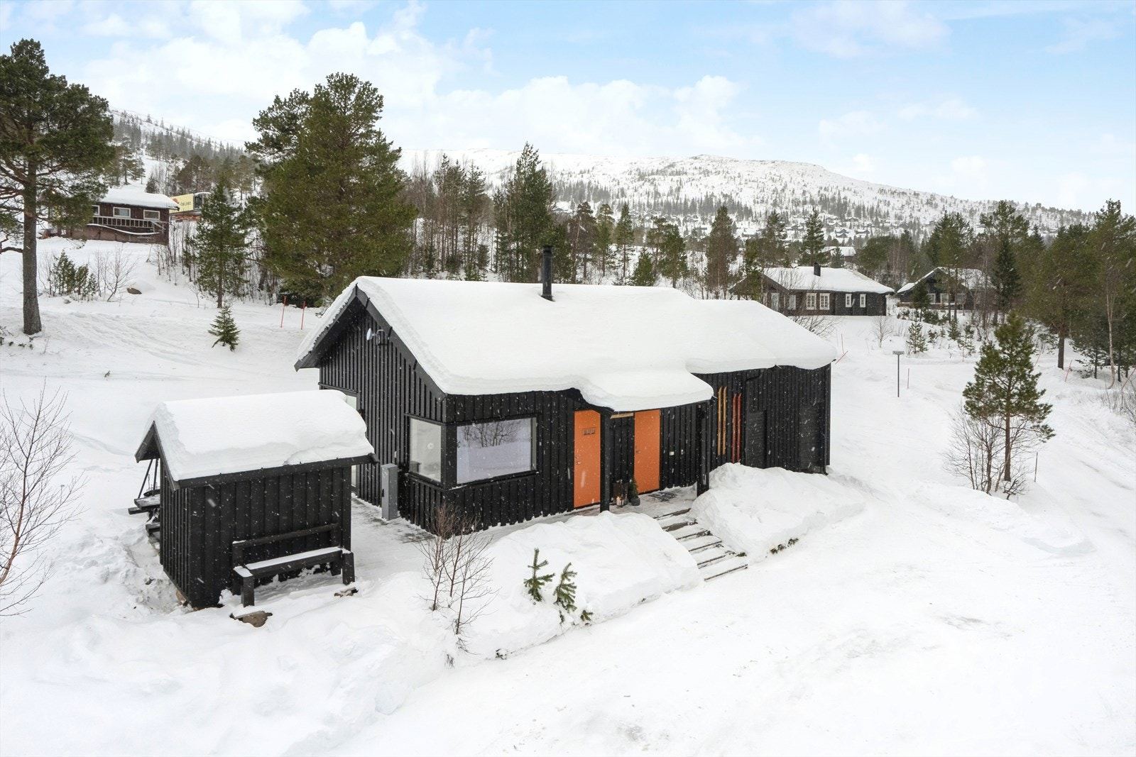 Eiendommen ligger et steinkast nedenfor skiheis (Super'n) og Åttkanten hvor det er servering. Galleribilde