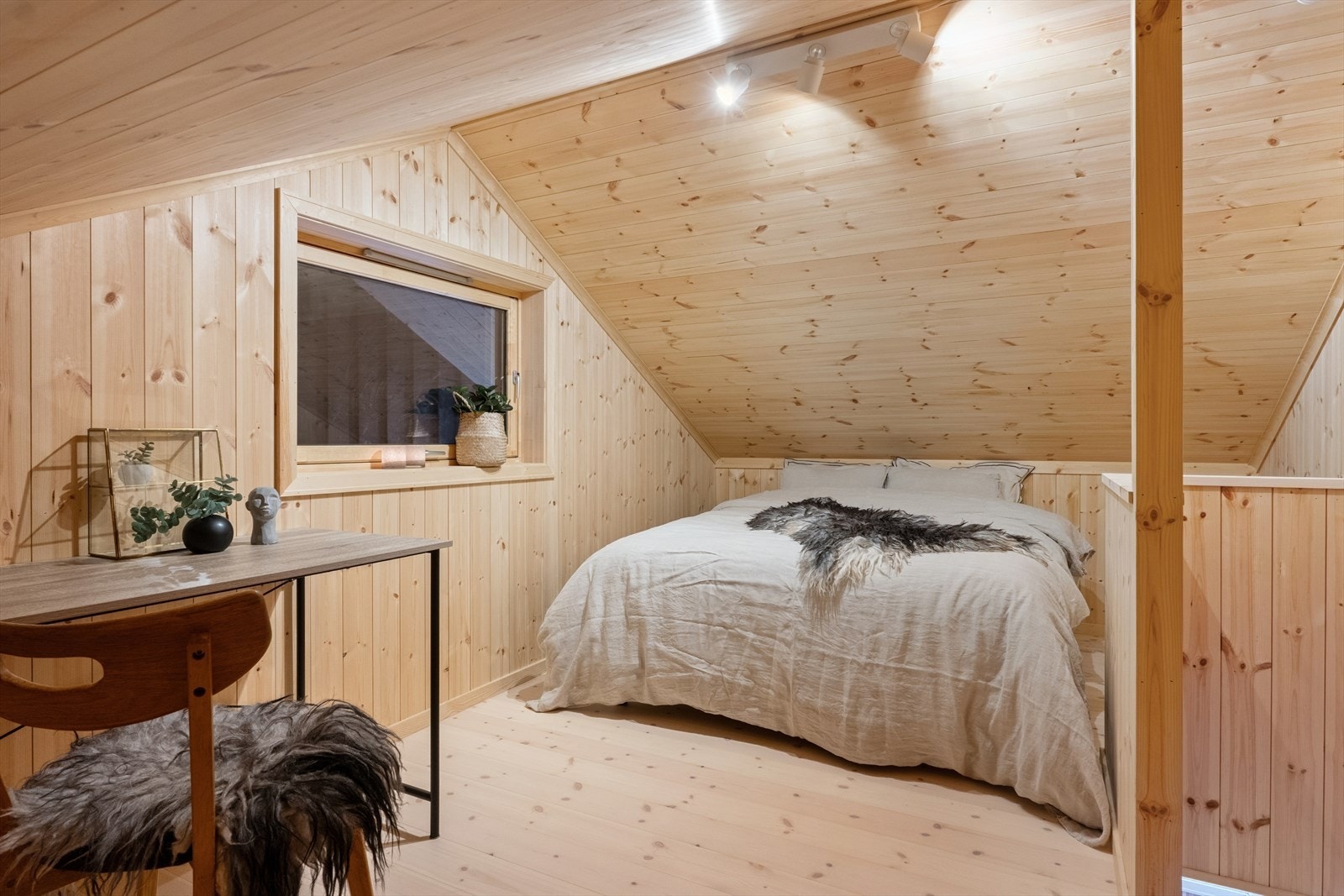 Hemsrom over tilbygg blir brukt som soverom. Godkjent rømning. Galleribilde