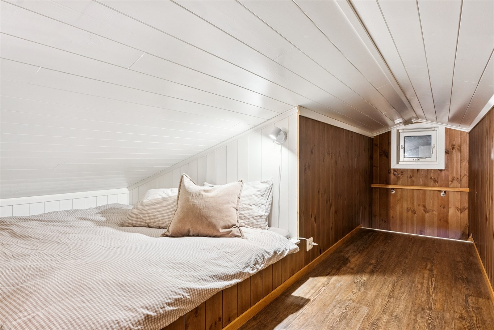 Hems over hoveddel er ikke medregnet i romoversikt da den ikke har målbart areal. Er i dag brukt som soverplass (ikke godkjent rømning). Galleribilde