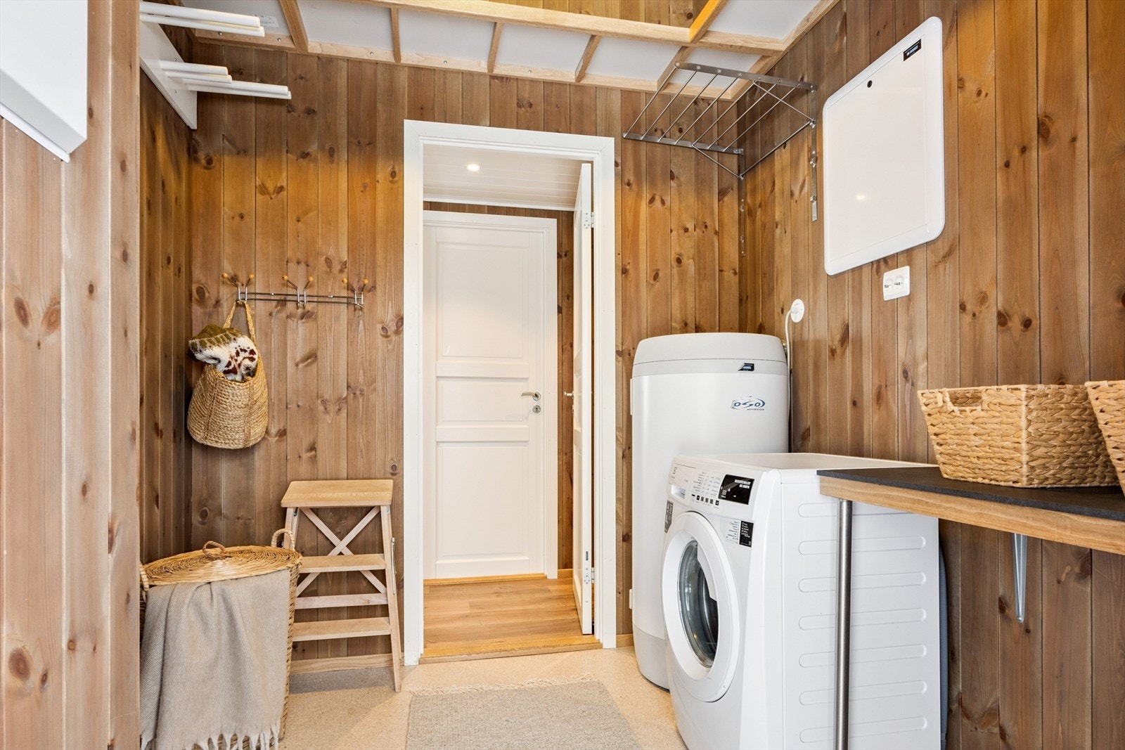 Vaskerom med utvendig "ski-inngang" som gir perfekte forhold for tørking og oppbevaring av skiutstyr og ytterklær. Galleribilde