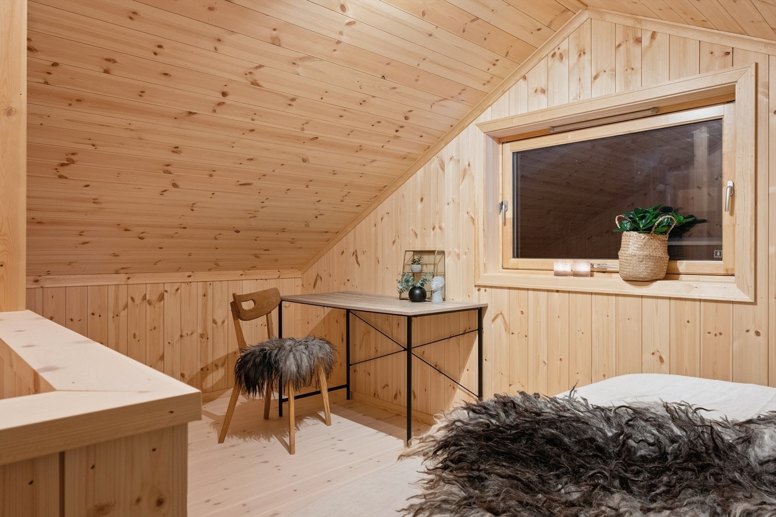 Hemsrom over tilbygg blir brukt som soverom. Godkjent rømning. Galleribilde