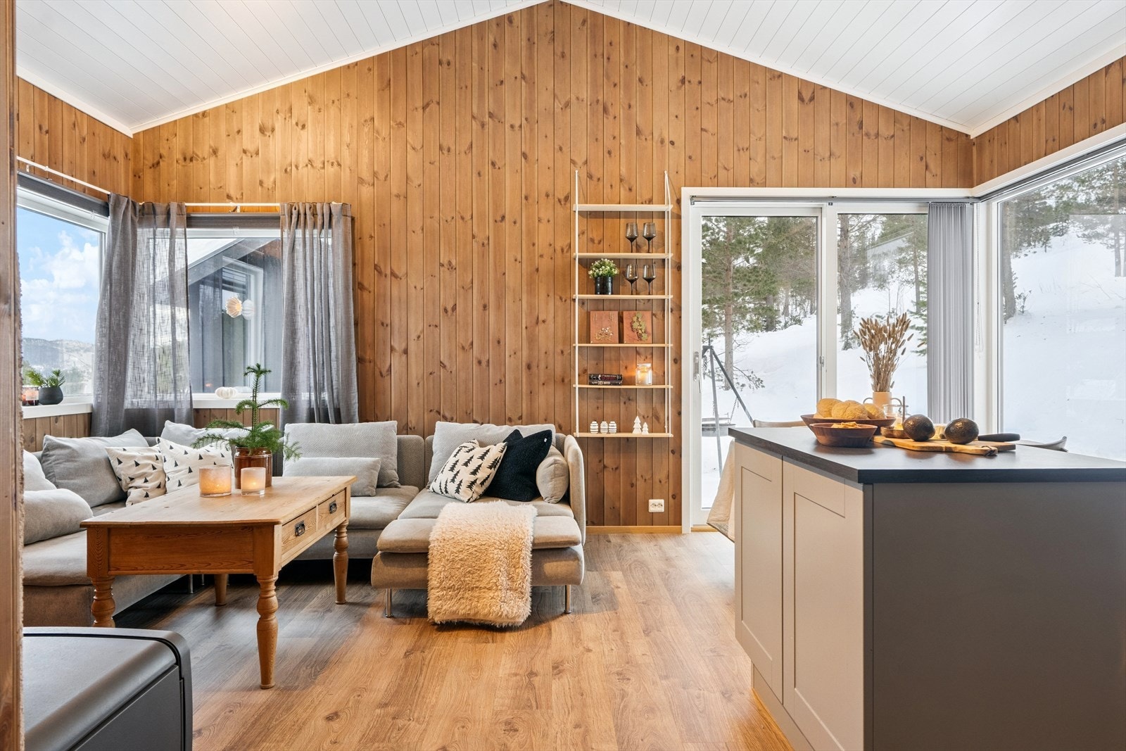 God takhøyde på stue/kjøkken gir en god romfølelse. Galleribilde