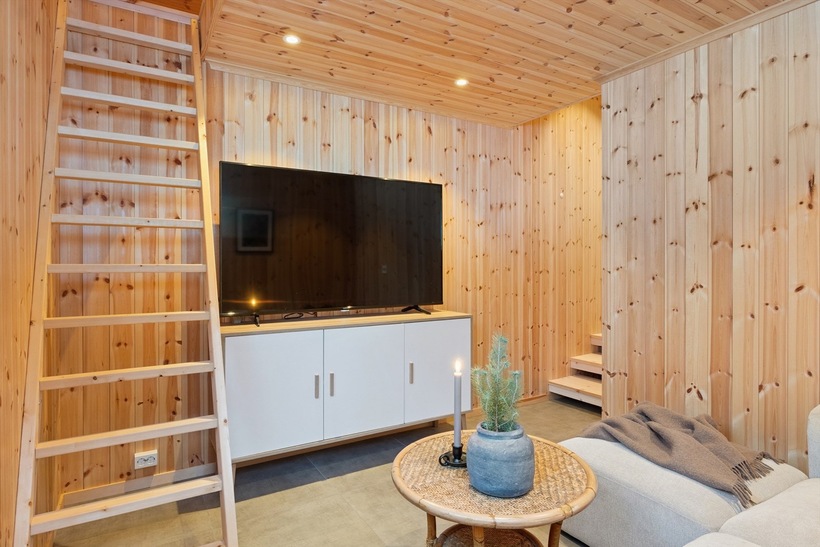 Stue i påbygg fra 2024. Flislagt gulv med varmekabler. Galleribilde