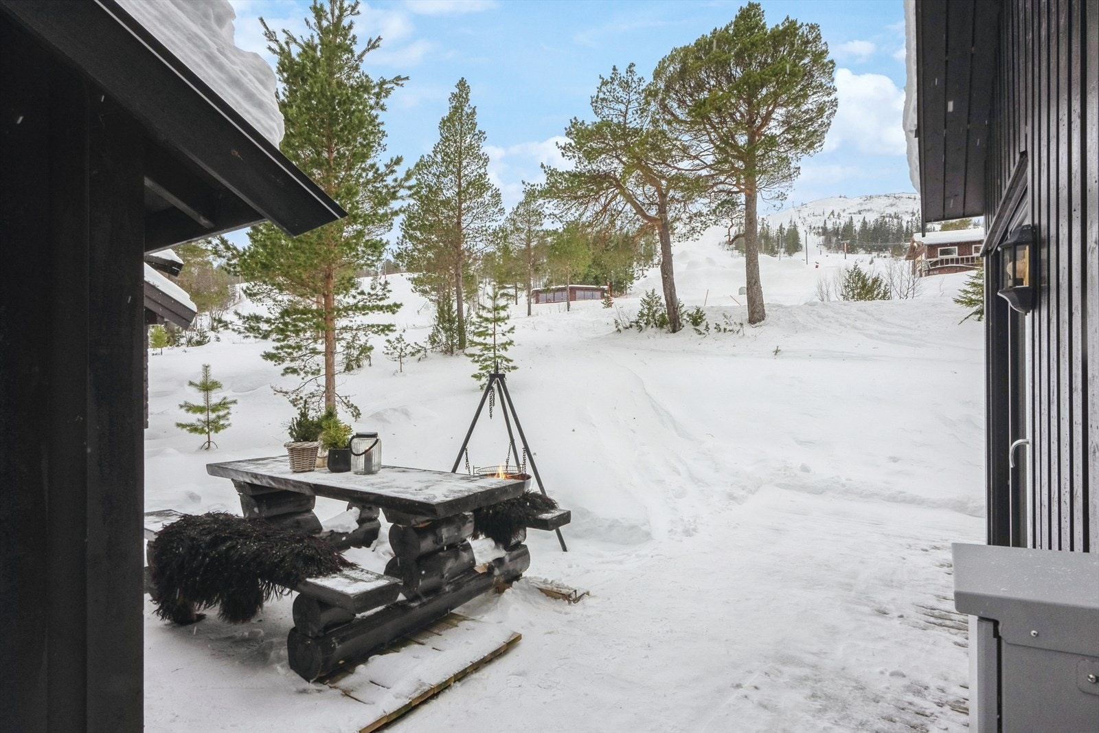 Uteplass med fin utsikt mot bakken. Galleribilde