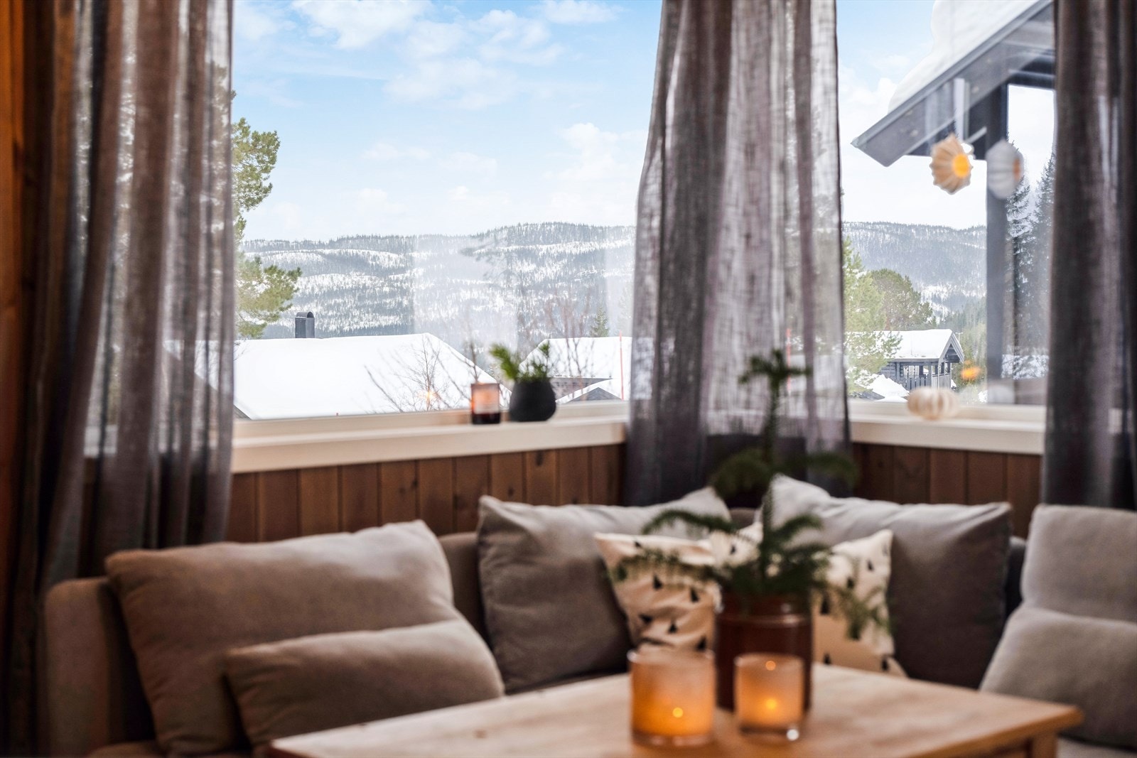 Utsikt fra stue mot sørøst og nærområdet. Galleribilde