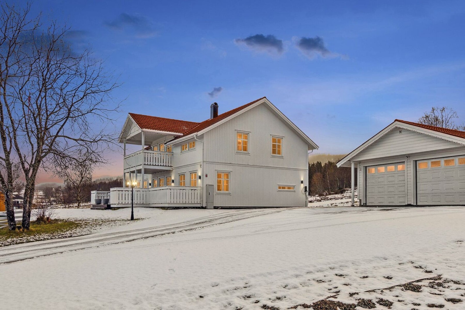 Kveldsbilde av denne flotte eiendommen. Galleribilde