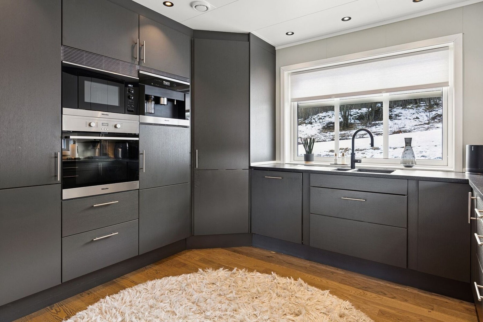 Innredningen er moderne og ikke minst praktisk med god oppbevaringsplass i skap og hyller. Stort kjøkkenvindu som slipper inn godt med lys. Galleribilde