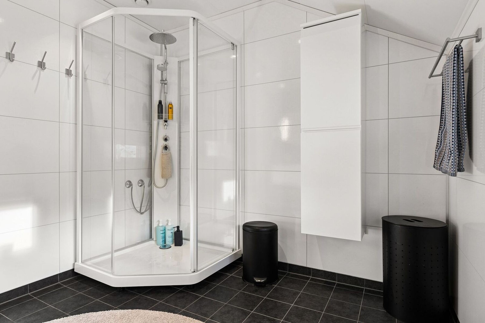 Stort duskabinett gjør gjør at man kan dusje i trygge omgivelser. Galleribilde