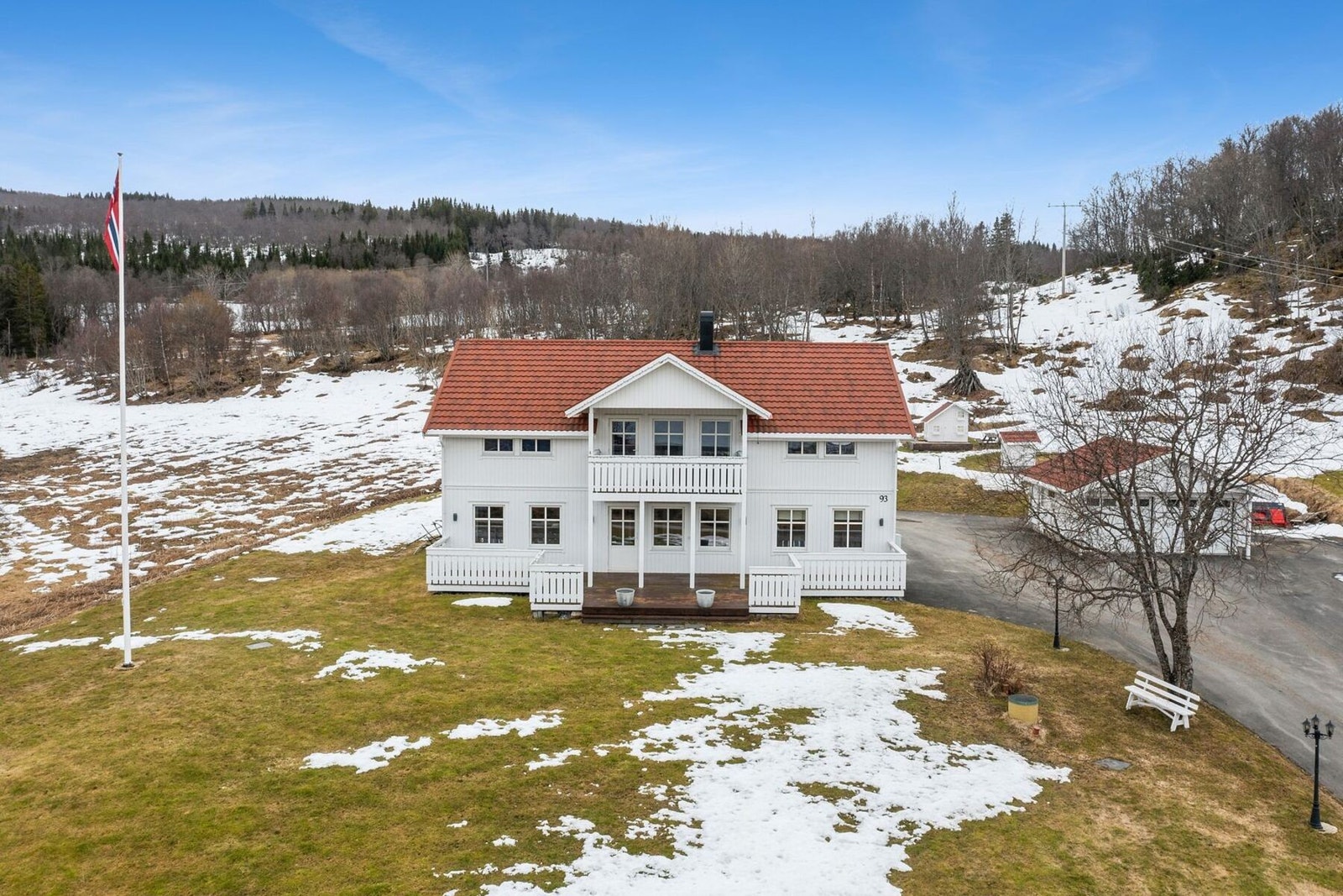 Her får du en stor tomt med asfaltert gårdsplass og dobbelgarasje. Galleribilde