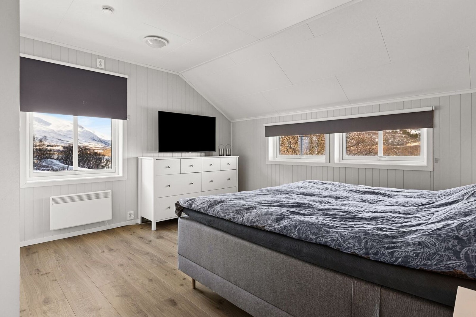 Soverom I med god plass til dobbeltseng og kommode. Gode lysvinduer gjør rommet lyst og trivelig. Galleribilde