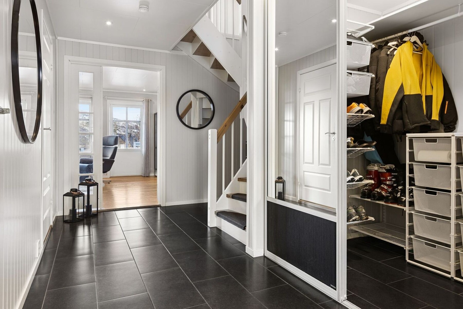 Velkommen inn! Du kommer rett inn til en stor hall med flislagt gulv og god garderobeplass med skyvedører. Galleribilde