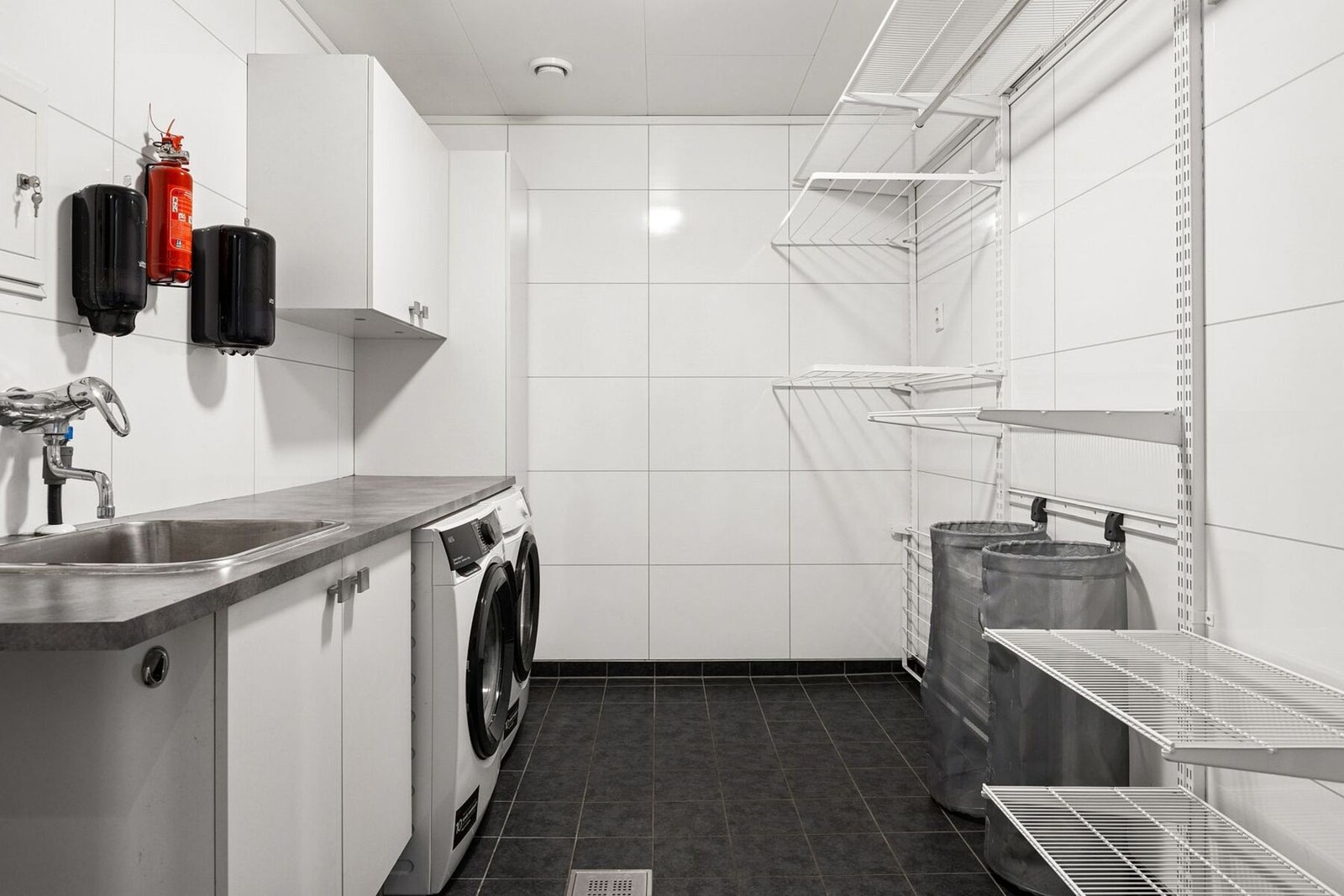 Praktisk med eget vaskerom med god oppbevaringsplass. Det er også benkeplate med nedfelt utslagsvask. Galleribilde