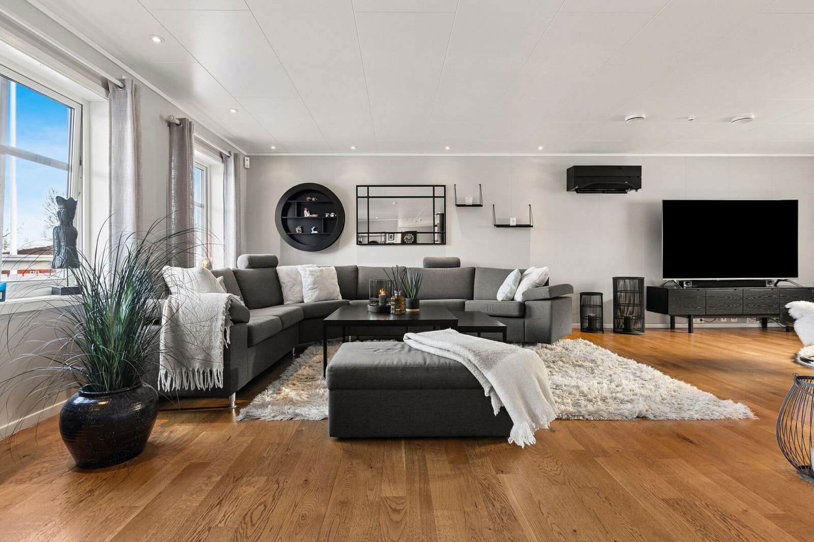 Til oppvarming er det varmekabler i gulvene og varmepumpe fra ca 2022. Galleribilde