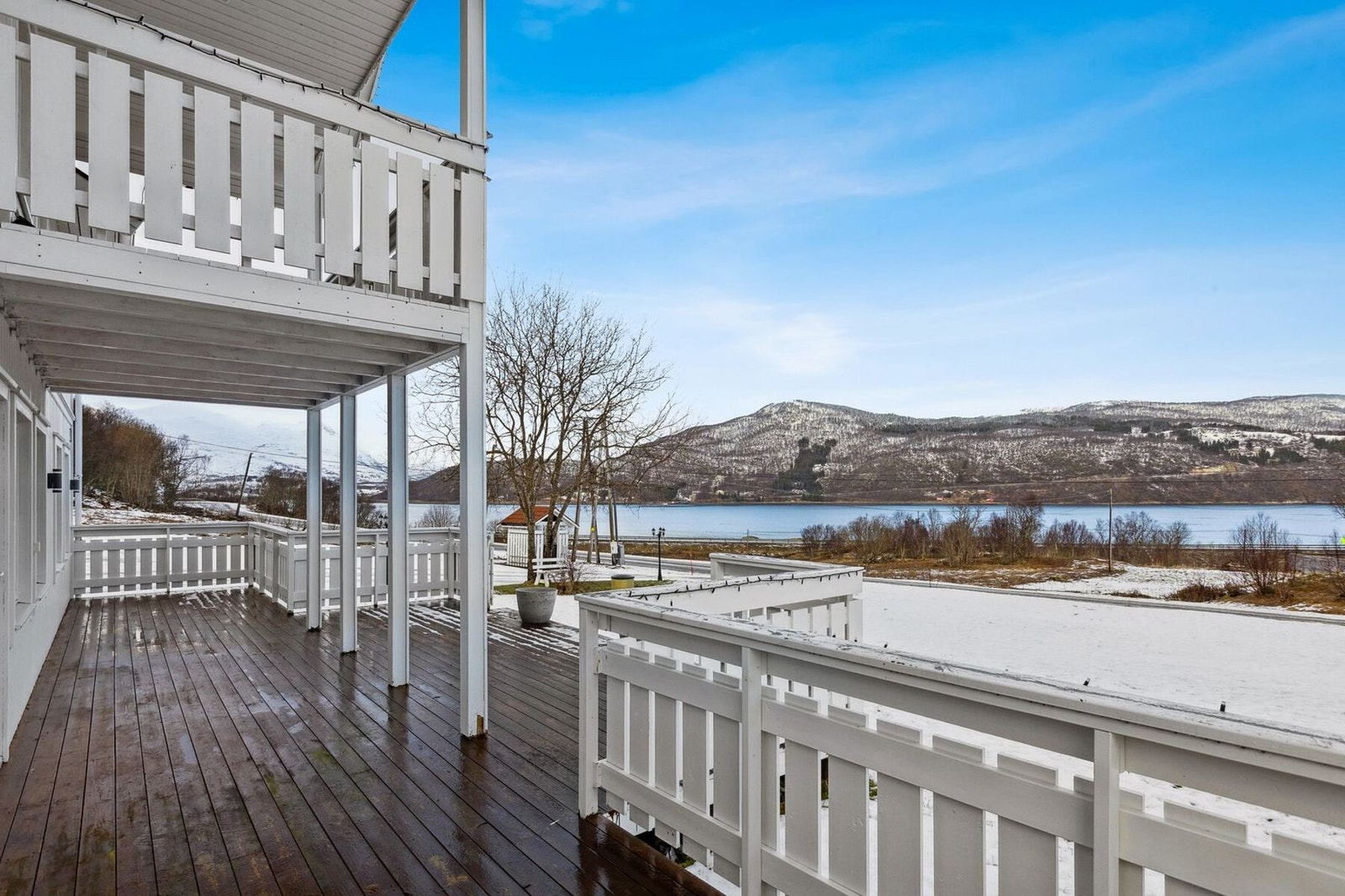 Sjekk ut denne utsikten fra verandaen, her kan du nyte sene kvelder med midnattsol. Det er trapp ned til plenen som gjør det enkelt for barn og voksne. Galleribilde