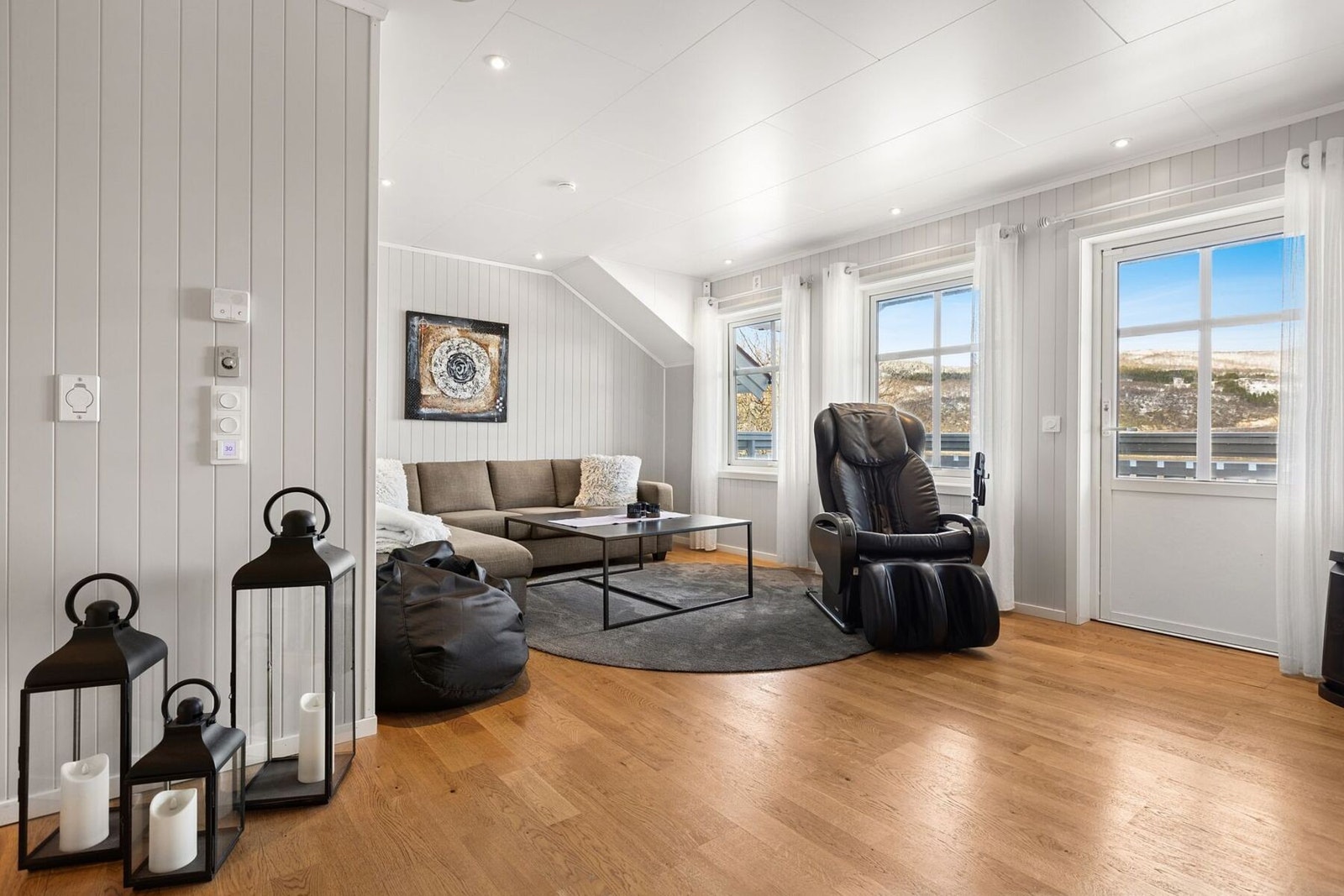 Romslig loftstue med varmekabler i gulvet. Utgang til balkong med nydelig utsikt over Tjeldsundet. Galleribilde