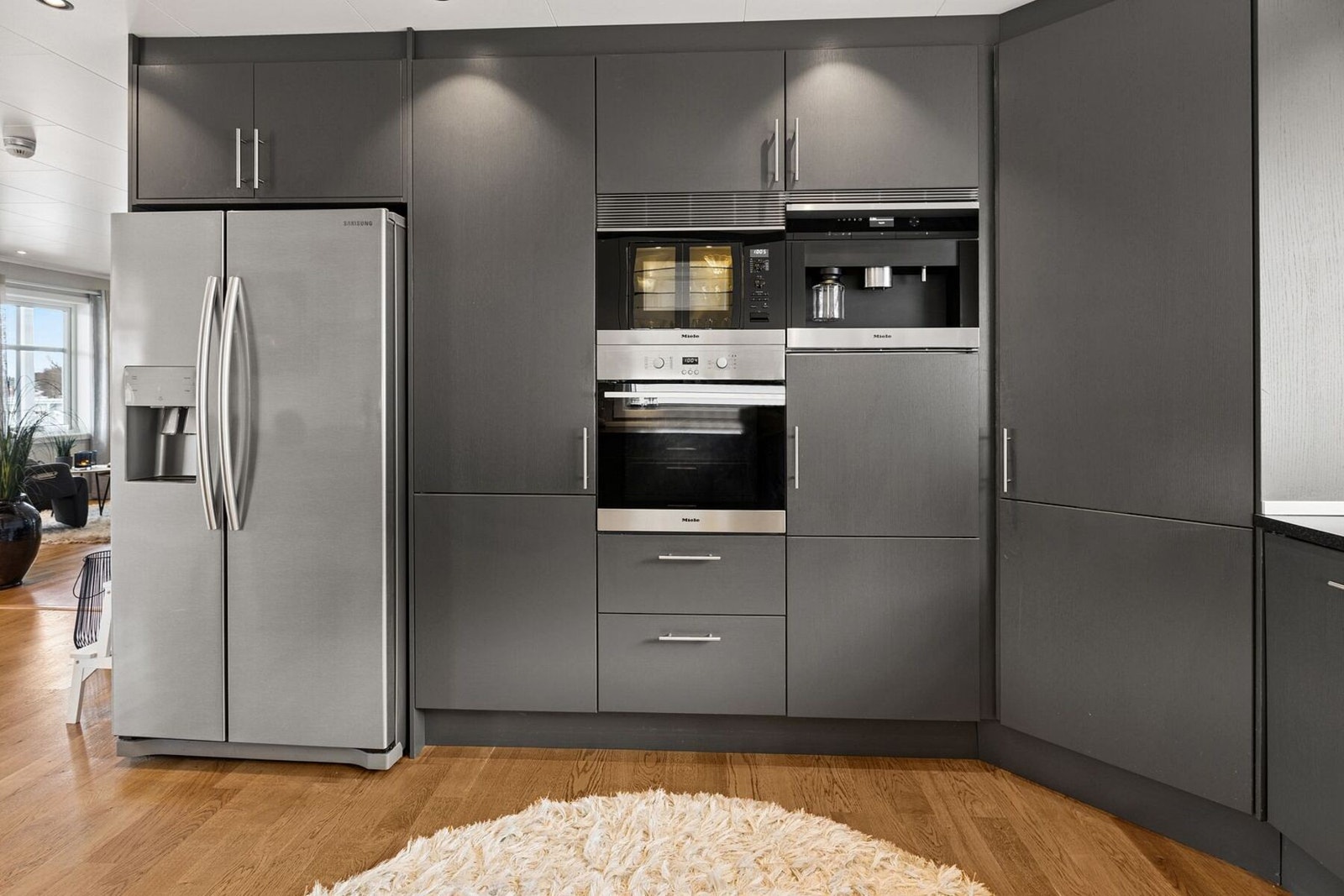 Kjøkken med gjennomgående god standard og moderne uttrykk. Galleribilde