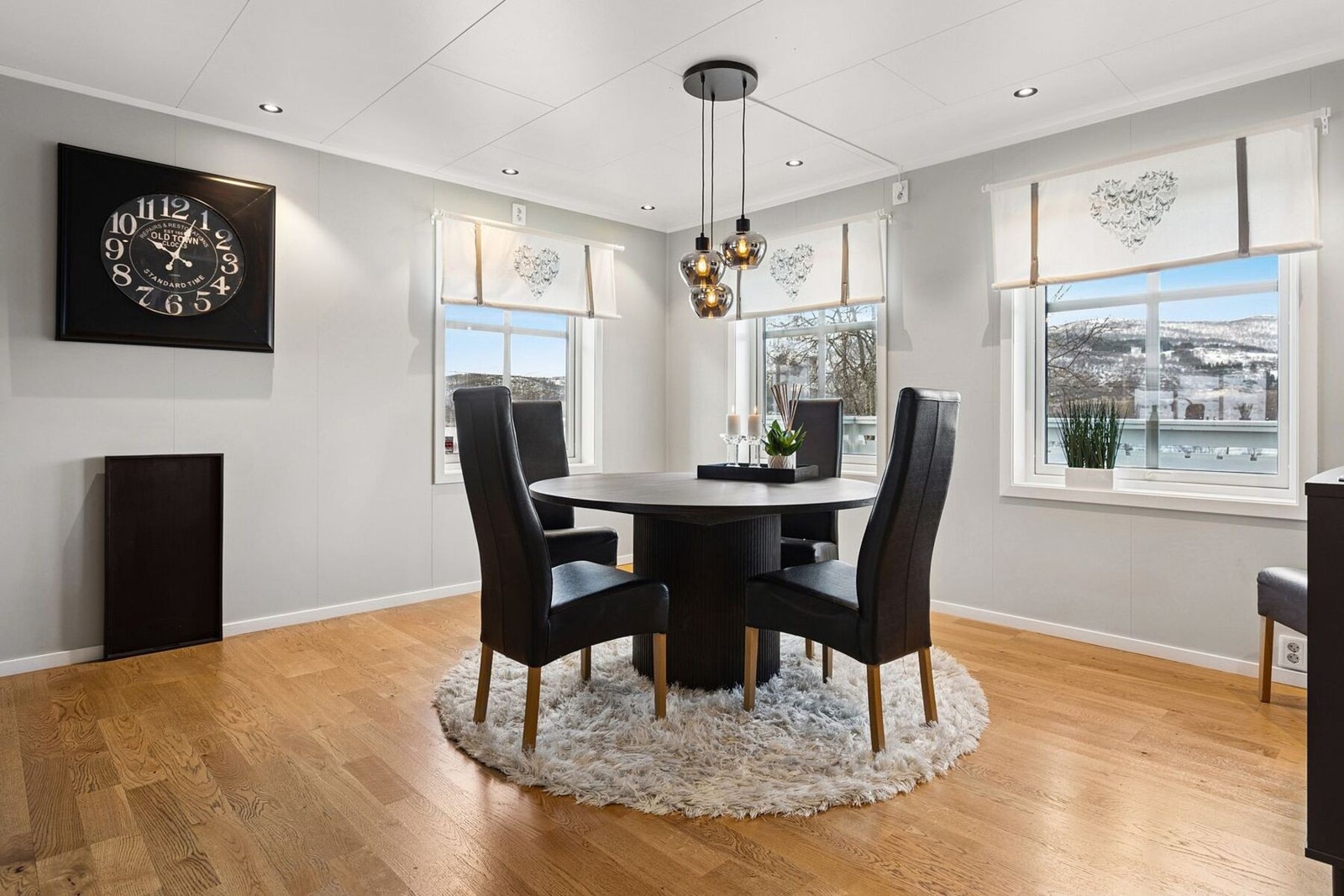 Spisestue med god plass til daglig bruk og hyggelige sammenkomster. Galleribilde