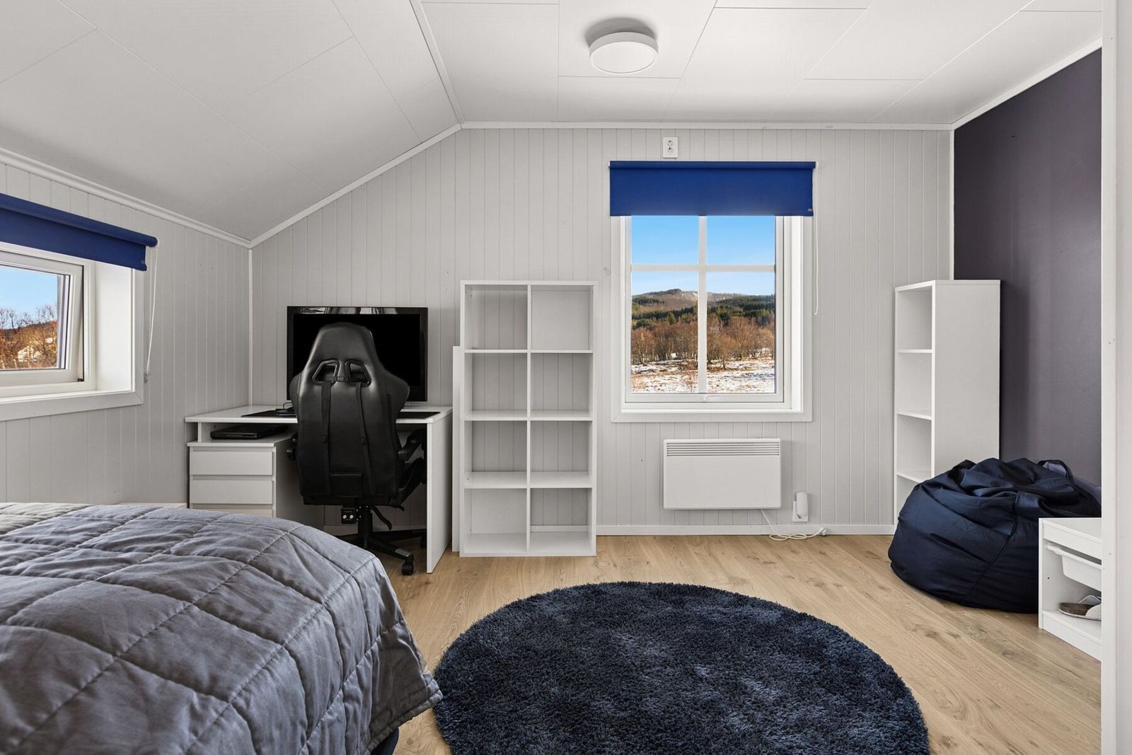 Soverom III. Alle soverommene er romslig med god plass til både gjester og egne barn. Galleribilde