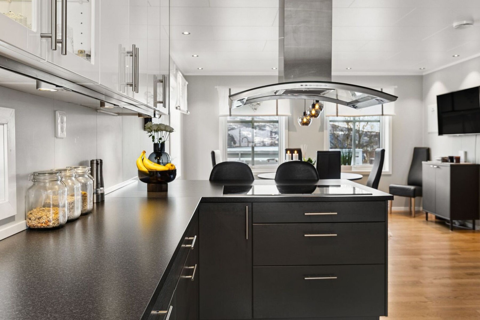 Her har kokken god kontakt med gjestene mens det kokkeleres. Galleribilde