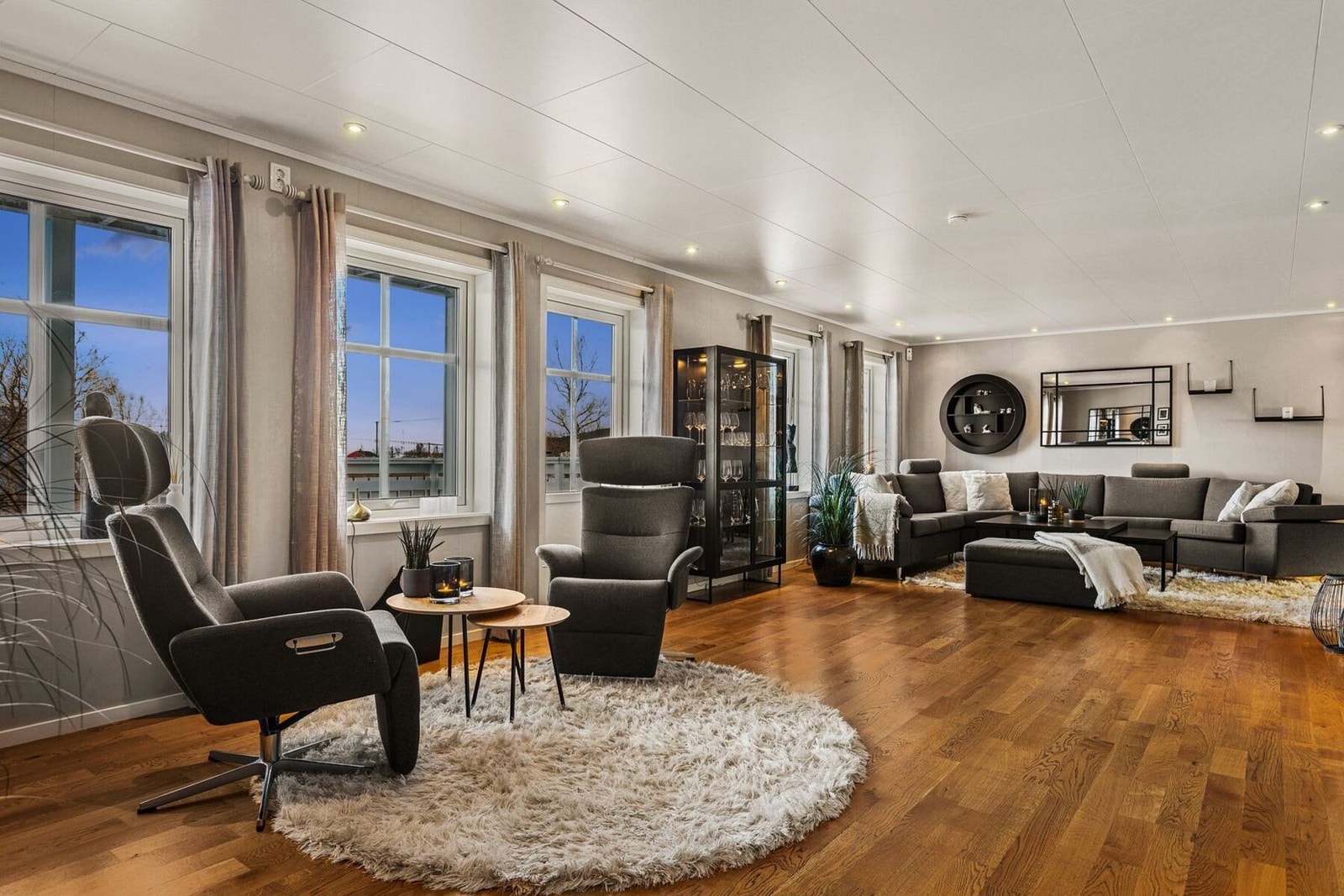 Romslig stue med mulighet til flere sittegrupper som gir gode møbleringsmuligheter. Se den vindusrekken! Det er utgang til verandaen fra stuen. Galleribilde